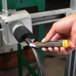 Fluke LVD2 Détecteur De Tension AC Sans Contact Et Torche LED 90V à 600V AC -d’appareils de mesure Soldes Boutique lvd2 detecteur de tension ac sans contact et torche led 90v a 600v ac 3